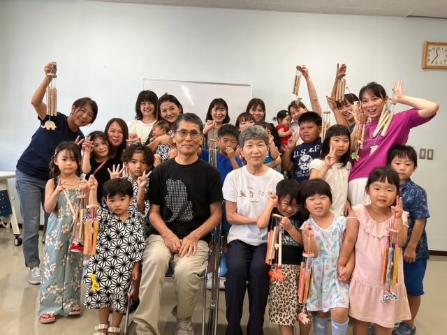 7月の誰でも参加できる“ままとこくらぶ”は
真昼猫さんをお招きしたワクワクショップ☺️

@yasuotsuchiya 
木の風林づくり🎐

小学生組もきてくれてとってもにぎやか✨
子ども園をお休みして来てくれたり🥰

小さな子どもたちがたくさん来てくれ
可愛い可愛い風鈴も出来上がりました😌

丁寧に説明していただき、ちょっと難しいところもチャレンジしたり、お母さんやお兄ちゃんにやってもらったり誰かと協力したり、ちょっと難しいから教えてほしい、と言えることも大切だね😌

@yasuotsuchiya 
ありがとうございました✨

久しぶりにリアルでお会いできて嬉しかったです〜💕

#おやとこらいぶねっと 
#おやとこ
#木のおもちゃ
#木の風鈴
#ええ音しよる
#親子で工作
#子どもの工作
#工作
#夏休みの過ごし方 
#夏休み工作
